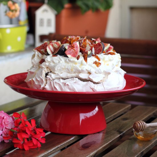 Figs and almonds pavlova