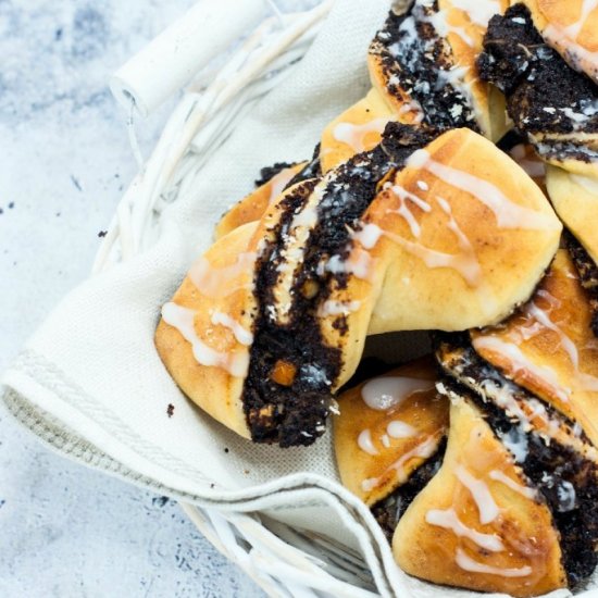 Bun with poppy seeds