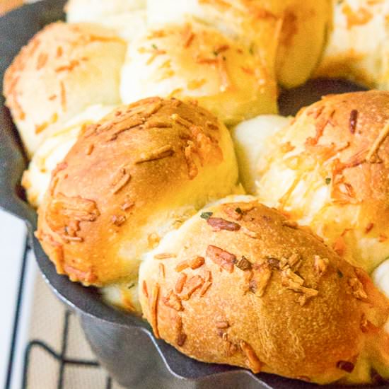 Parmesan Garlic Pull-Apart Bread