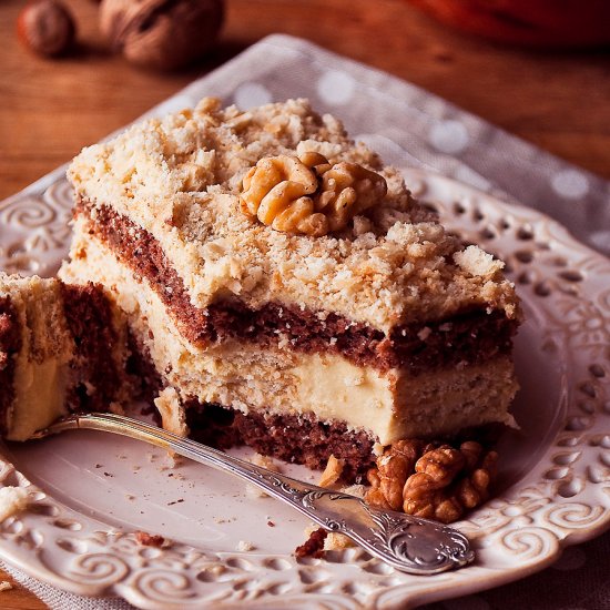 Walnut cake with crackers