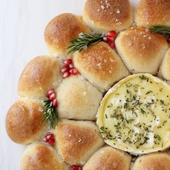 Baked Camembert Bread Wreath