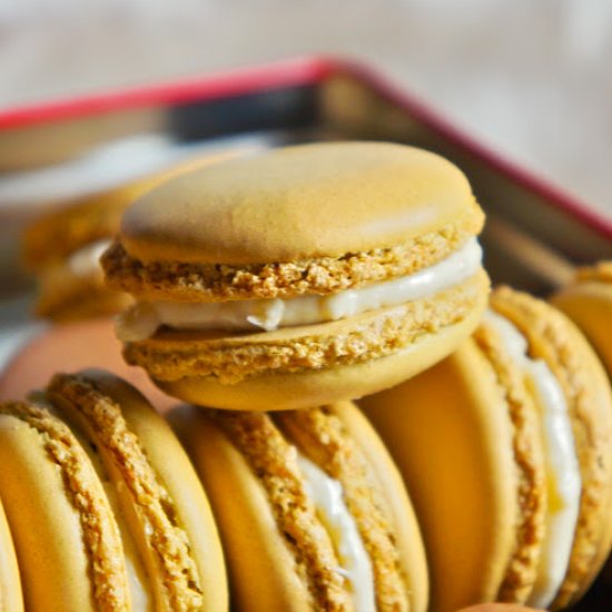 Creme coconut curd macarons