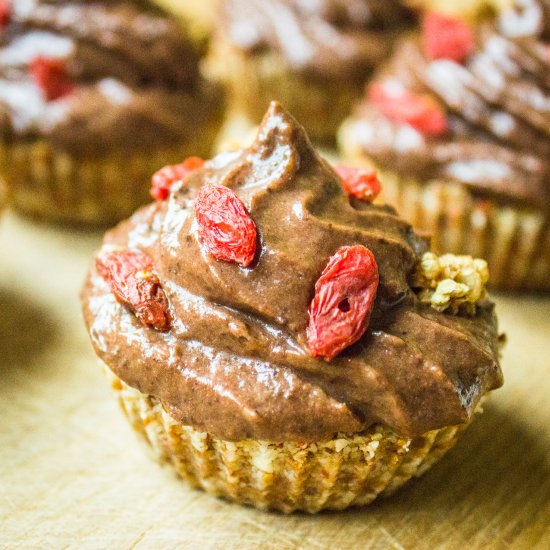 Raw goji- and mulberry cupcakes