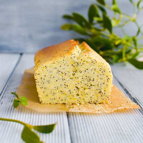 Lemon cake with poppy seeds