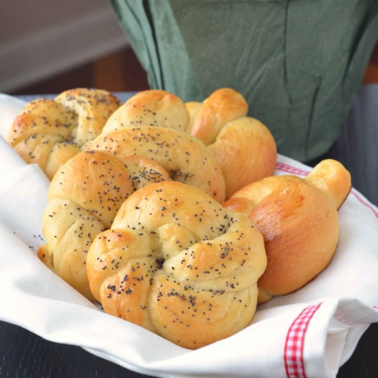 Knotted Dinner Rolls