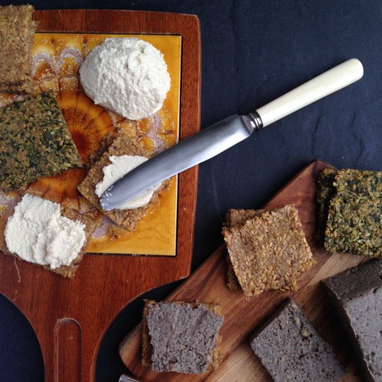 Vegan cheese, pâté and crackers