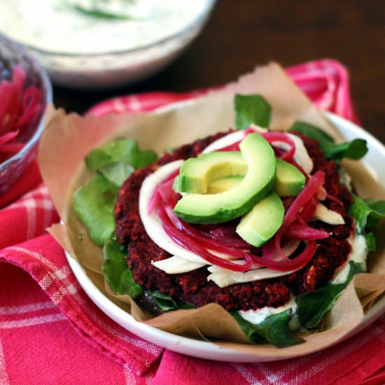 Beet-lentil patty on rye bred