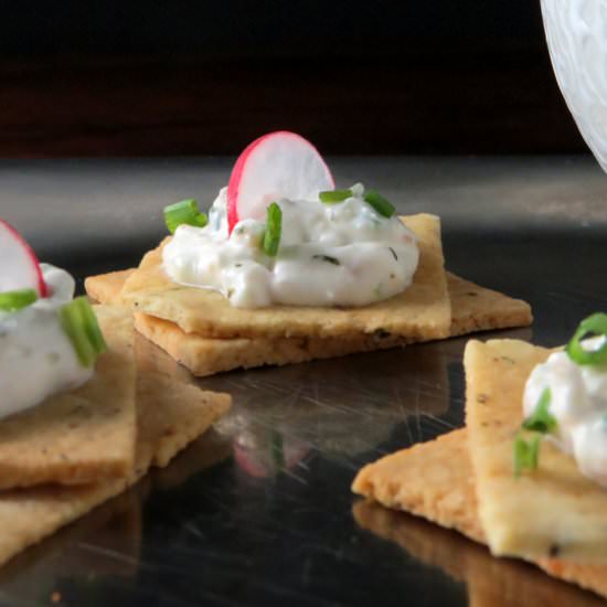 Herbed Crackers & Horseradish Dip