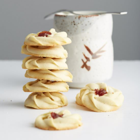 SHORTBREAD COOKIES WITH JAM