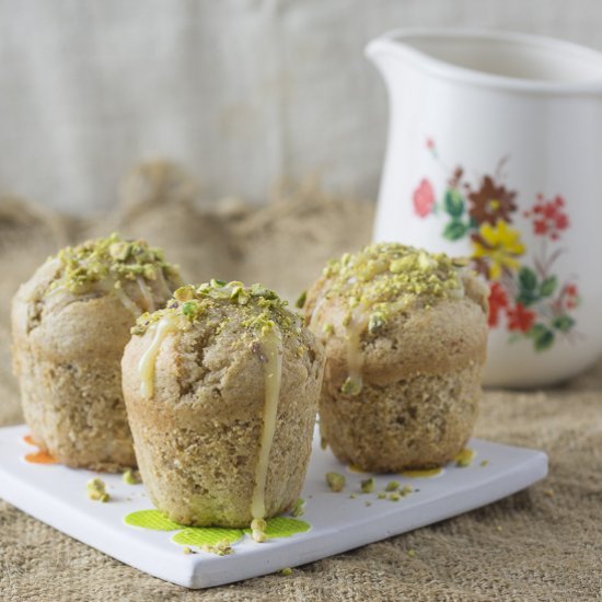 Pear muffins with pistachios