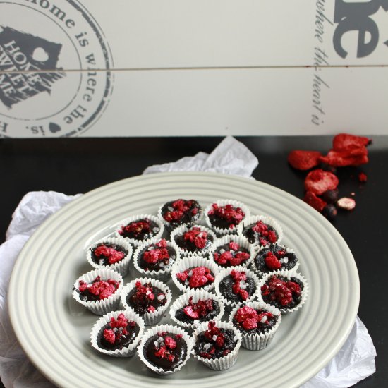 Cacao butter candies with berries