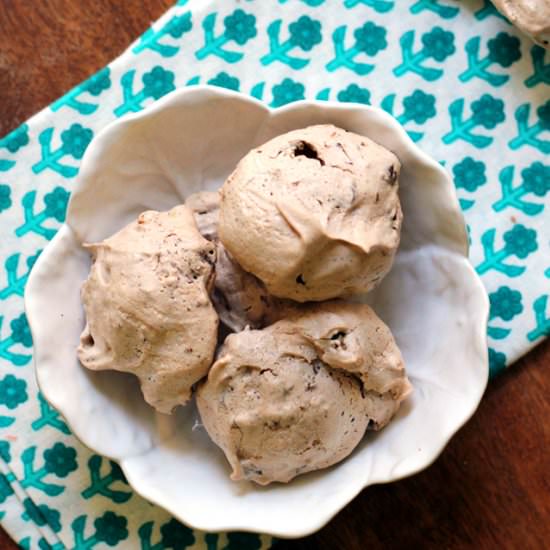 pistachio chocolate chip meringues