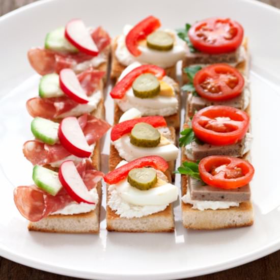 Mini Toasts with Cottage Cheese