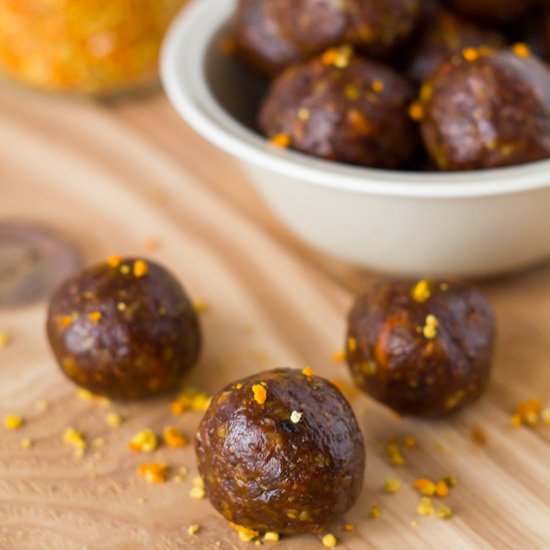 Raw Chocolate Balls with Bee Pollen