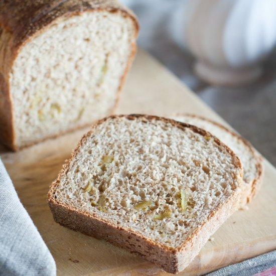 Pepper and fig spelt bread