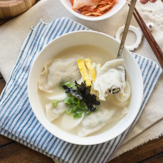 Korean Rice Cake and Dumpling Soup