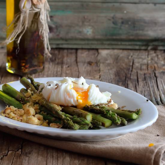 Grilled asparagus with poached egg