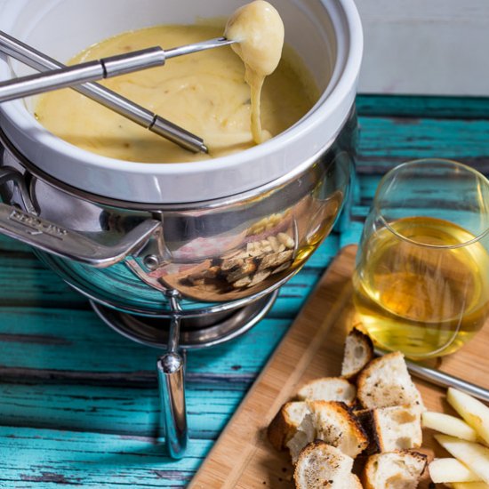 Roasted Garlic Cheese Fondue