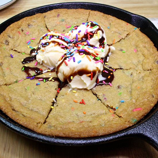 Easy Chocolate Chip Cookie Pizza