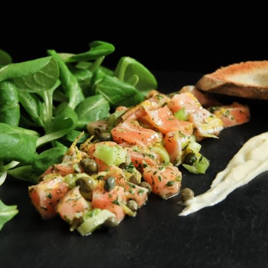 Salmon tartar and chives