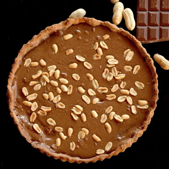 Tart with Peanuts and Chocolate