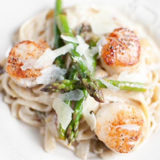 Lemon Garlic Fettuccine & Scallops