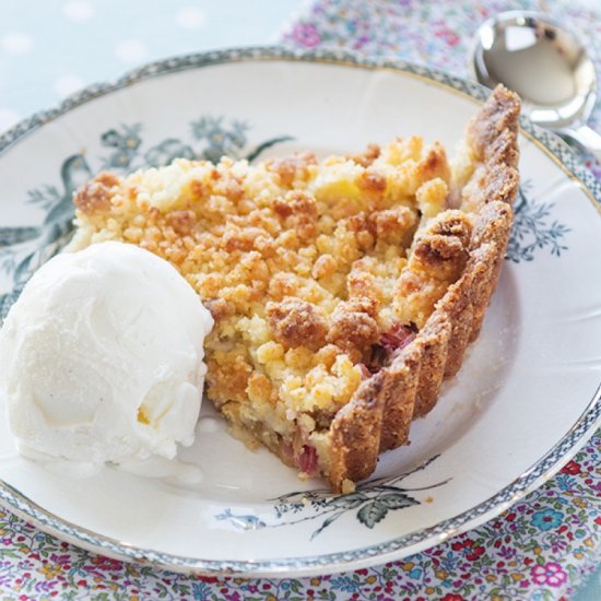 Rhubarb pie with almond crumble