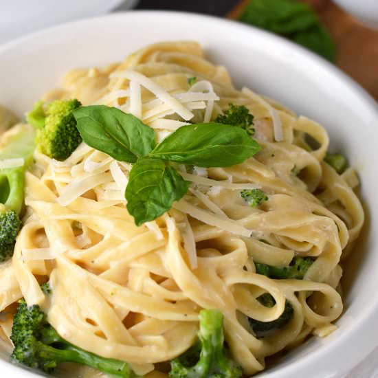 30 Min Chicken and Broccoli Alfredo