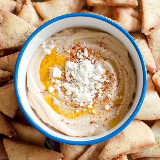 Garlic hummus and pita chips