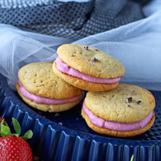 Sandwich Cookies with Strawberry