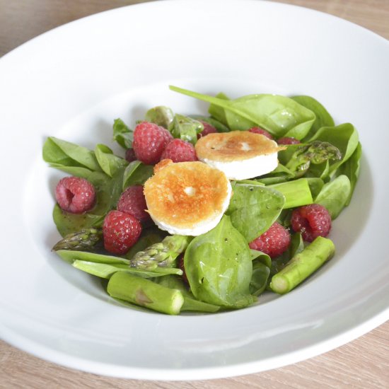 Salad with Baby Spinach and Goat Cheese