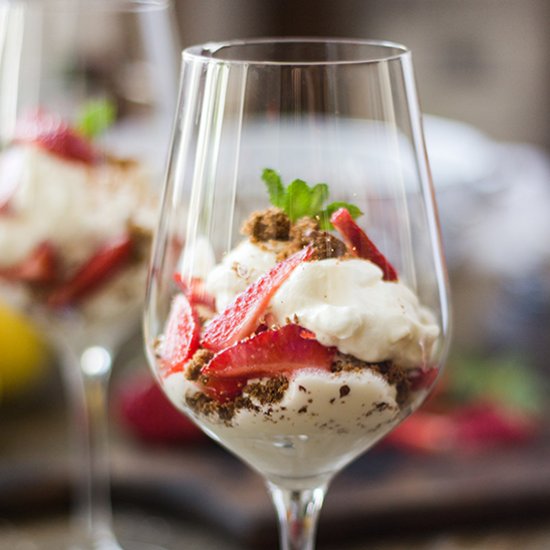 Cheesecake Mousse With Strawberries