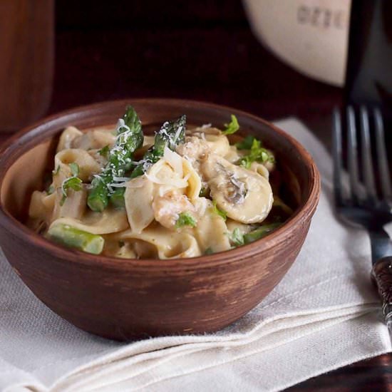 Creamy chicken and asparagus pasta