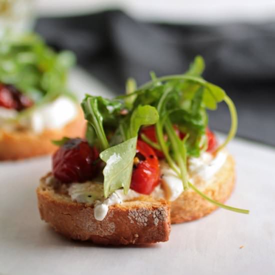 Arugula and tomato crostini