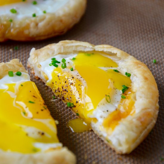 Cheesy Puff Pastry Baked Eggs