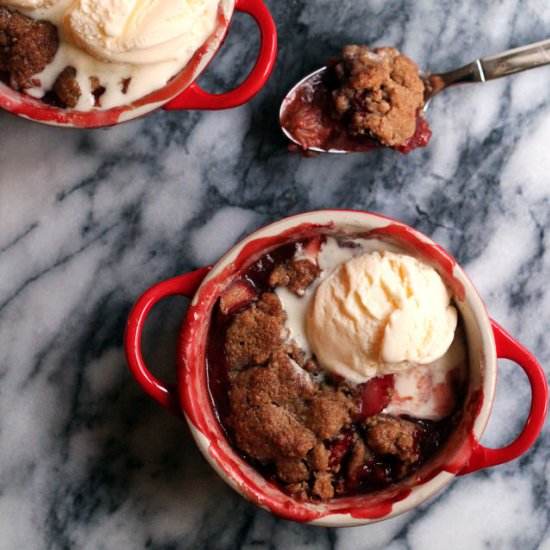 Strawberry rhubarb almond crumble