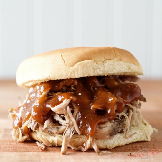 Easy Crockpot Pulled Pork Sandwich