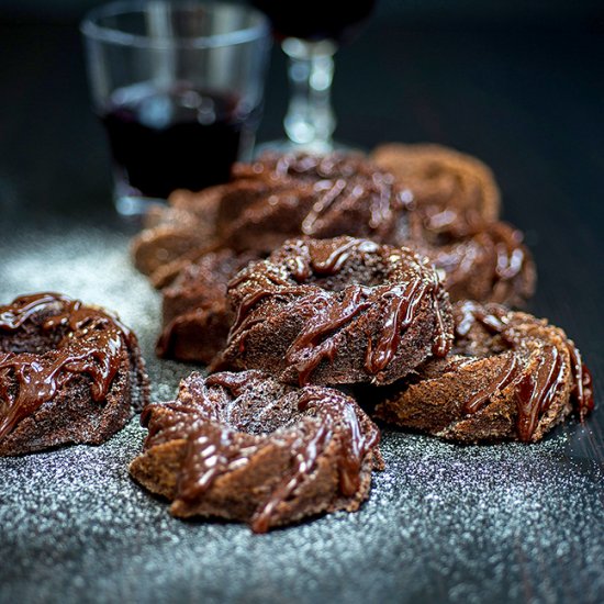 Mini chocolate & red wine cakes