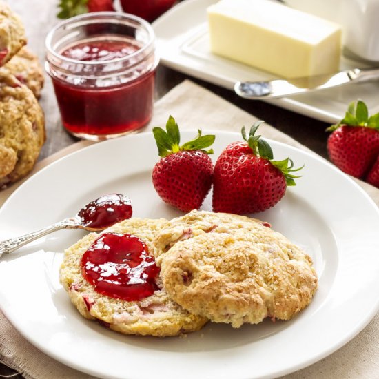 Strawberry Rhubarb Yogurt Scones