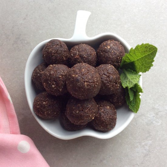 No-Nut Cacao Mint Energy Bites