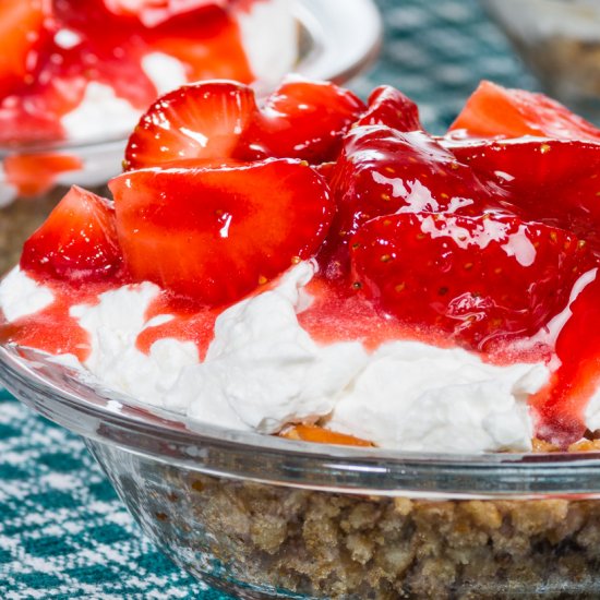 Mini Strawberry Pretzel Pie