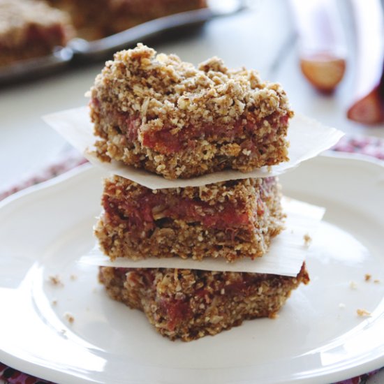 Wholegrain rhubarb crumble bars