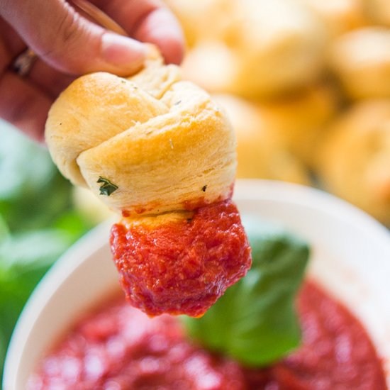 Garlic Knots with Spicy Tomato Oil