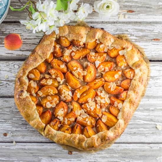 Rustic apricot tart with almonds