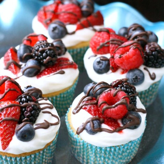 Delicious Berries & Cream Cupcakes