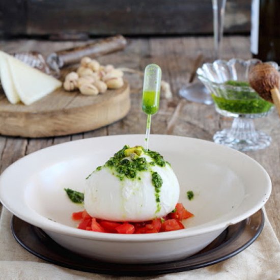 Mozzarella salad with spinach pesto