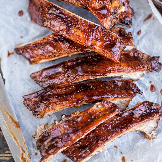 Dry-Rubbed Ribs with BBQ Sauce