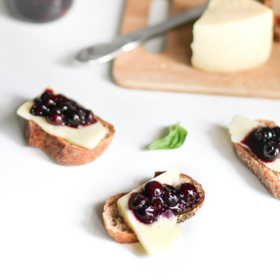 Blueberry and Hushållsost Crostini