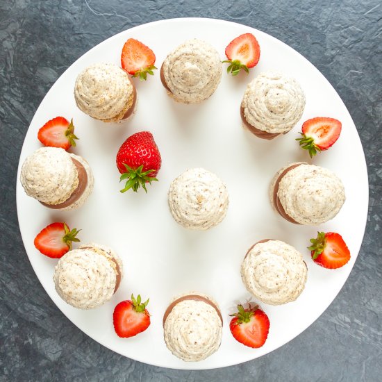 Mini meringue hazelnut cake