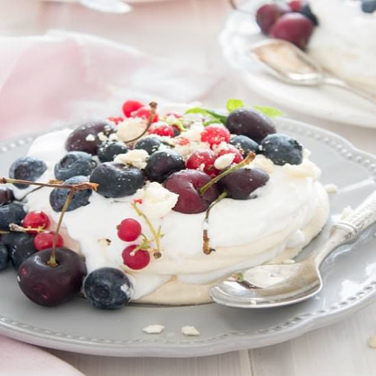 Vegan pavlovas with coconut cream